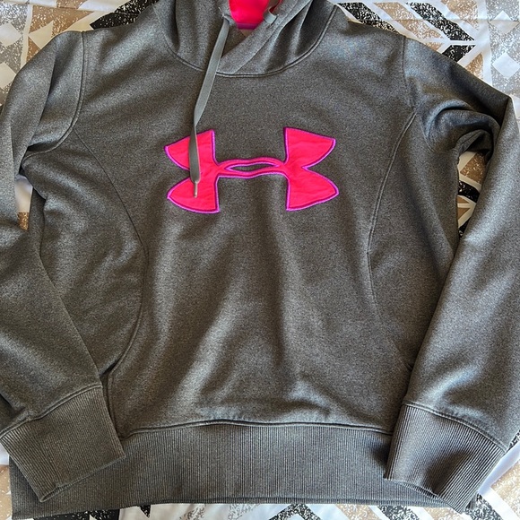 Under Armour Tops - Women’s Under Armour Sweatshirt